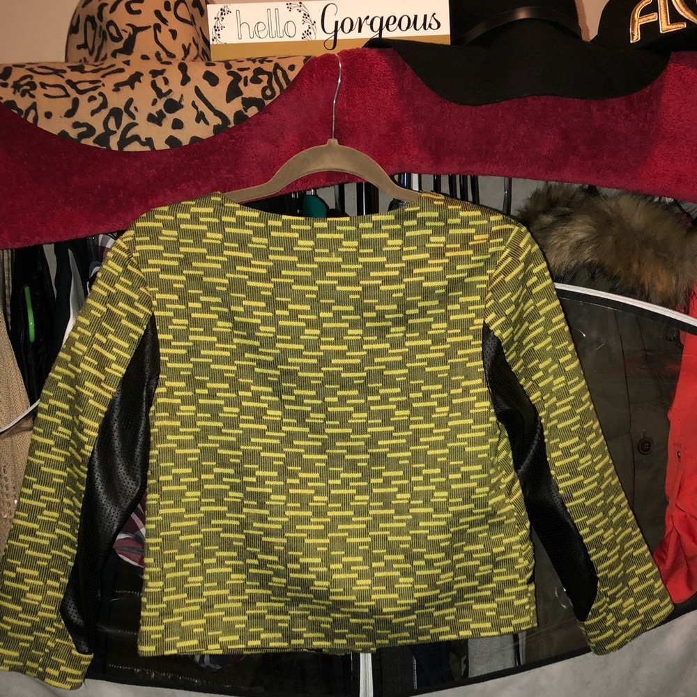 ⭐️⭐️ Women’s zip fashion week Blazer ⭐️⭐️ - Picture 2 of 3